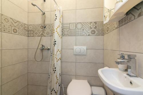 Apartments with parking space Novi Vinodolski - 2416