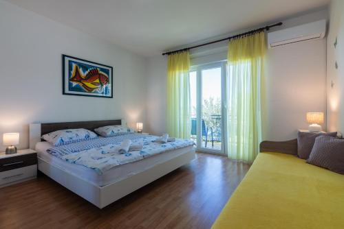 Apartments with parking space Novi Vinodolski - 2416