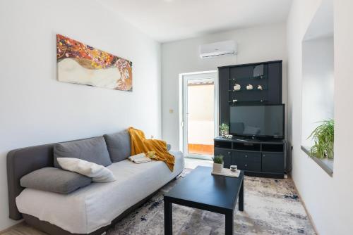 Apartments with parking space Crikvenica - 14631