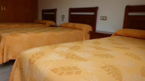 A bed or beds in a room at Hostal Restaurante La Masía