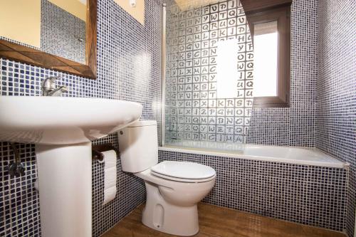 オヨス・デル・エスピーノにあるEl Leñador IIのバスルーム(トイレ、洗面台、バスタブ付)