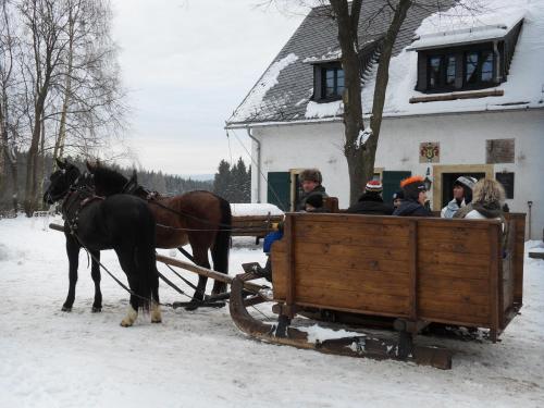 a horse drawn carriage with a group of people at Altsächsischer Gasthof Kleines Vorwerk in Sayda