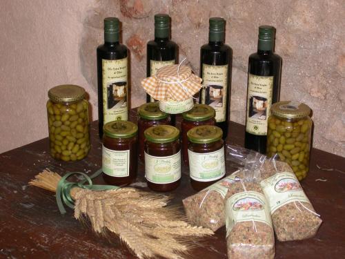 un grupo de botellas de vino y tarros de comida en Agriturismo I Mandorli, en Trevi
