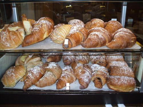 a bakery filled with lots of different types of pastries at Villa Tivoli in Guidonia