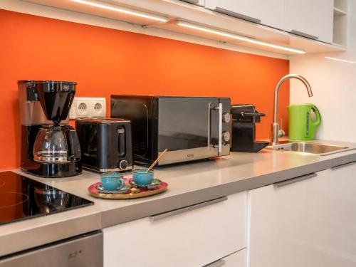 Spacious 2BR Apartment for 6 near Votivkirche & Metro U2