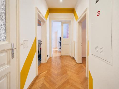 Spacious 2BR Apartment for 6 near Votivkirche & Metro U2