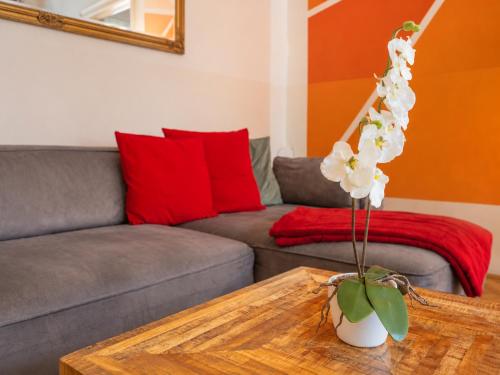 Spacious 2BR Apartment for 6 near Votivkirche & Metro U2