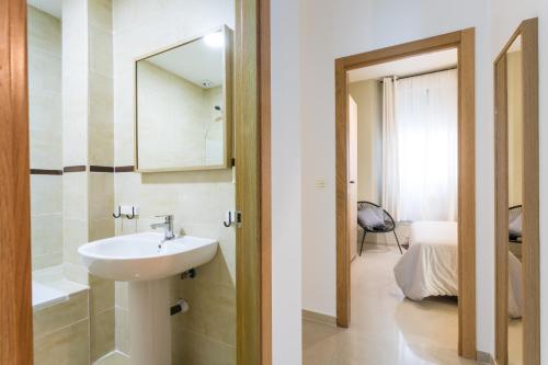 Apartamentos Diaber San Leandro tesisinde bir banyo