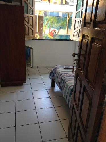 a room with a bed and a window at Pousada Tranquila in Morro de São Paulo