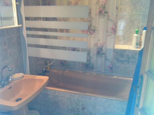 une salle de bain avec un lavabo, une baignoire et une douche dans l'établissement Residence Mediterrama II, à Saint Pierre La Mer