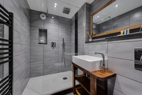 Adonis - stylish 2 bedroom nr centre of town