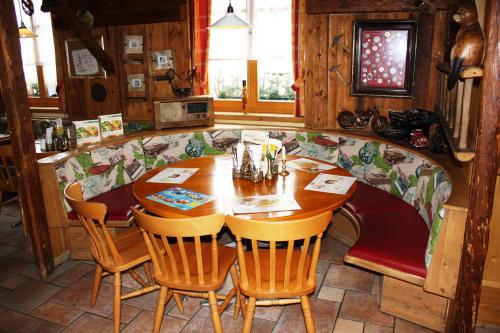 ein Esszimmer mit einem Holztisch und Stühlen in der Unterkunft Autobahnrestaurant & Motorhotel Zöbern in Zöbern