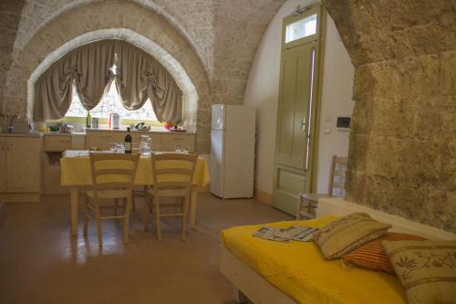 eine Küche und ein Esszimmer mit einem Tisch und Stühlen in der Unterkunft Casina Spiggiano Agriturismo in Presicce