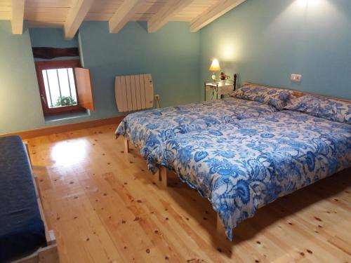 a bedroom with a bed and a wooden floor at Dukebaso in Durango