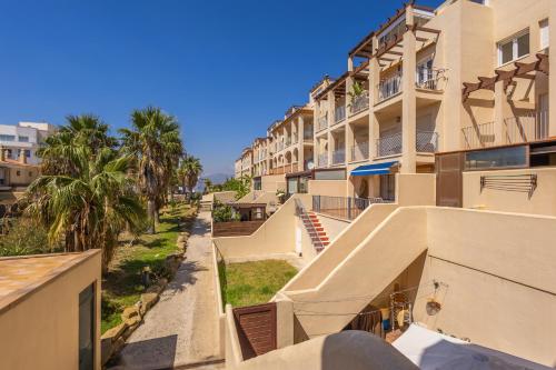 Espacio, terrazas y piscina cerca del centro