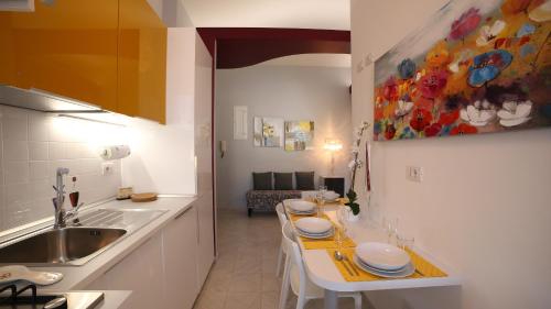 eine Küche mit einer Theke mit einer Spüle und einem Tisch in der Unterkunft FHR-Appartamento a San Giovanni in Rom
