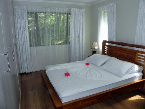 A bed or beds in a room at Hillside Retreat