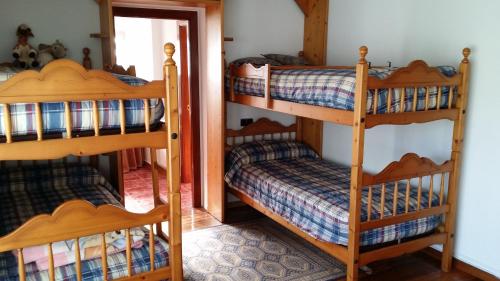 a bedroom with two bunk beds in a room at Casa Rural Caserío el Molín in La Caridad