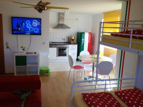 uma sala de estar com um beliche e uma cozinha em LITTLE ITALY Studio - EP Ticket Garantie em Rust