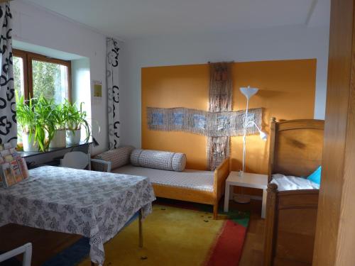 ein kleines Schlafzimmer mit einem Bett und einem Fenster in der Unterkunft O11- Großzügige Fewo im Künstlerhaus in Lichtenfels-Sachsenberg