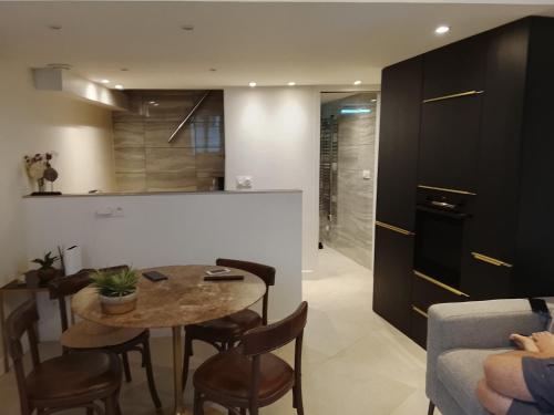 Gare Montparnasse 2 mins, 2 bed room ,Center of Saint Germain , wonderful place