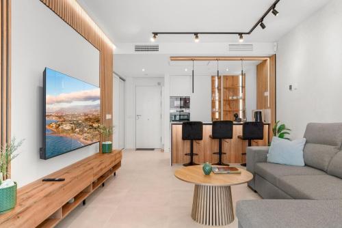NEW 7th Floor Apartment Near Beach Center