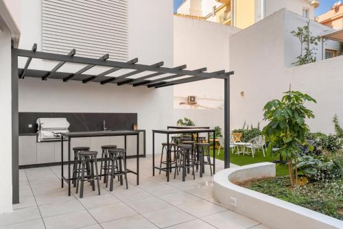 NEW 7th Floor Apartment Near Beach Center