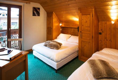 Katil atau katil-katil dalam bilik di Chalet Hotel Régina