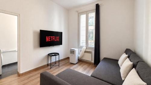Eiffel Tower Chic 1 Bedroom Apartment with Netflix