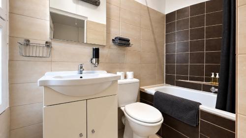 Eiffel Tower Chic 1 Bedroom Apartment with Netflix