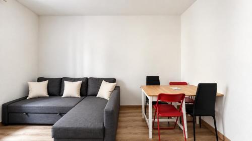 Eiffel Tower Chic 1 Bedroom Apartment with Netflix