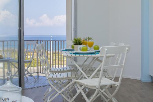 Balcó o terrassa a Azure Beachfront Suite
