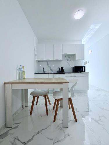 Victoria Beachfront Studio 1, Central Location Las Americas