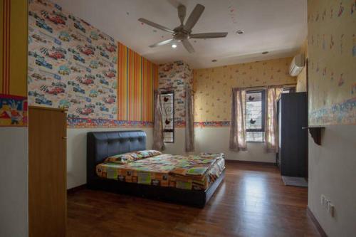 Un pat sau paturi într-o cameră la NEW RETRO@GEORGETOWN #WIFI/Spacious/Comfort/Clean.