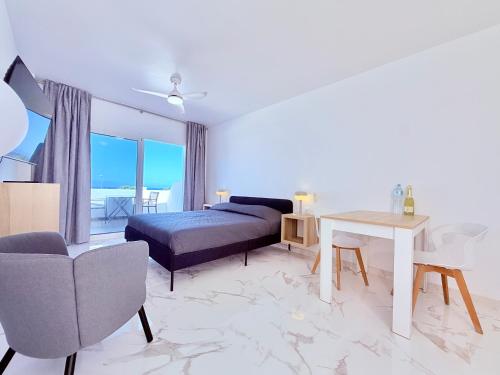 Victoria Beachfront Studio 1, Central Location Las Americas