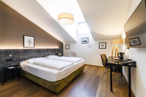 TWO TIMEZ - Boutique Hotel - with AC