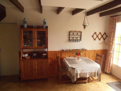 Lanouée的住宿－La Clôture，一间带桌子和橱柜的用餐室