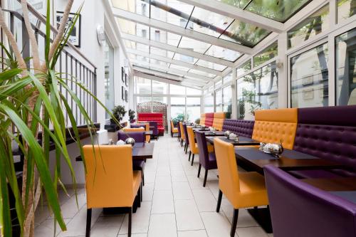 Un lugar para sentarse en Best Western Plus Grand Hotel Victor Hugo