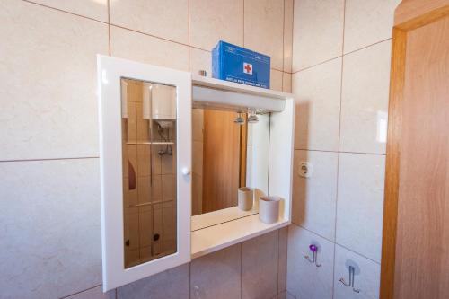 カシュテラにあるApartment Dorisのバスルーム(薬用キャビネット、鏡付)
