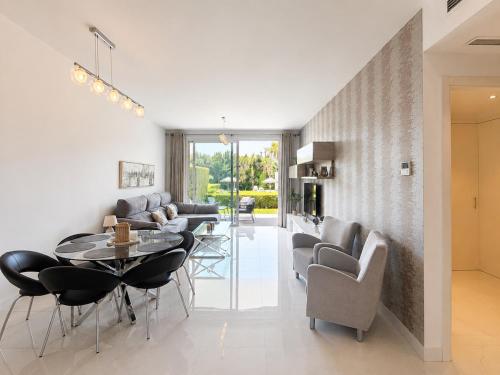 Beautiful renovated ground floor with private garden in Bel Air