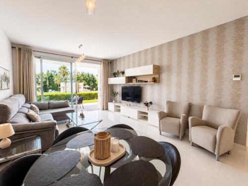 Beautiful renovated ground floor with private garden in Bel Air
