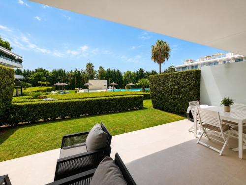 Beautiful renovated ground floor with private garden in Bel Air