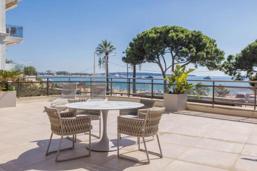 REF 1429 - Cannes Croisette - Sea view apartment for rent