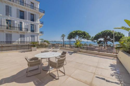 REF 1429 - Cannes Croisette - Sea view apartment for rent