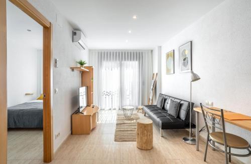 New, sunny& central apartment -130m from the beach