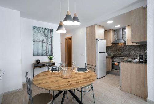 New, sunny& central apartment -130m from the beach