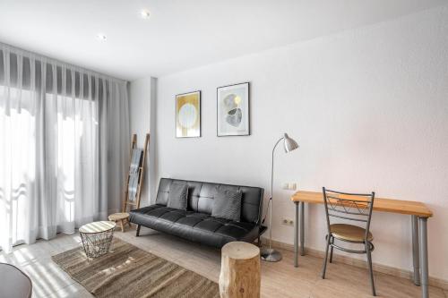 New, sunny& central apartment -130m from the beach
