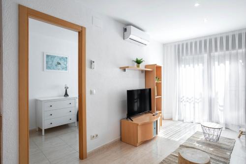 New, sunny& central apartment -130m from the beach
