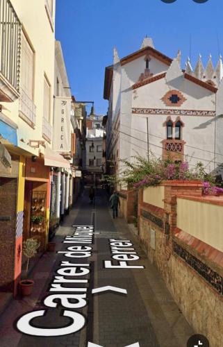 New, sunny& central apartment -130m from the beach