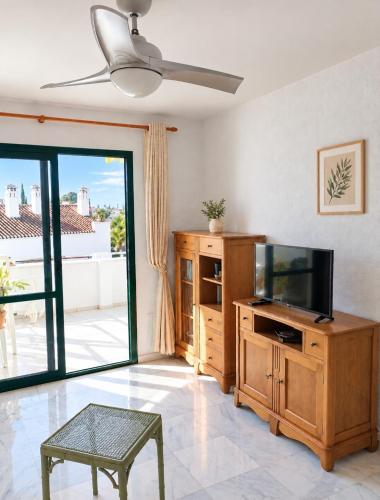 Pool-View Apartment with Terrace & Lift in Pueblo del Parque